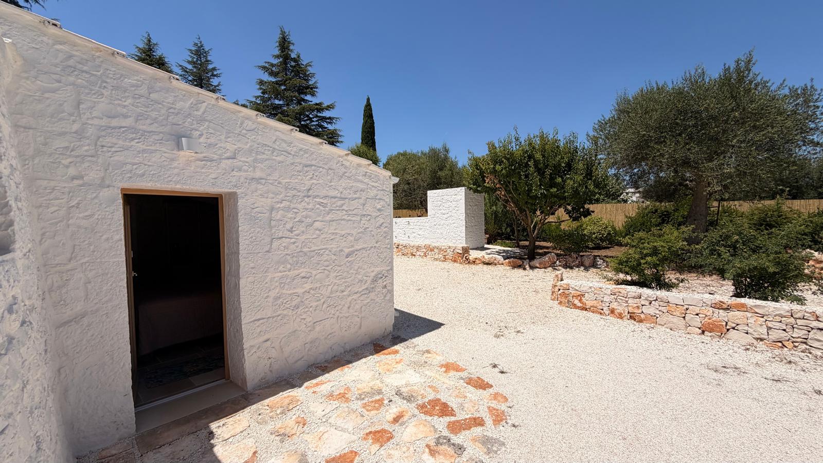 Trulli Comunicanti, Restaurati con Antico Camino, Ulivi Secolari.